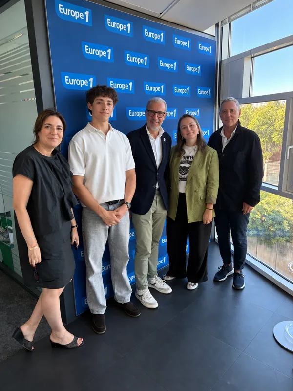Arthur Renard with the show's team in front of the Europe 1 wall, September 15, 2026